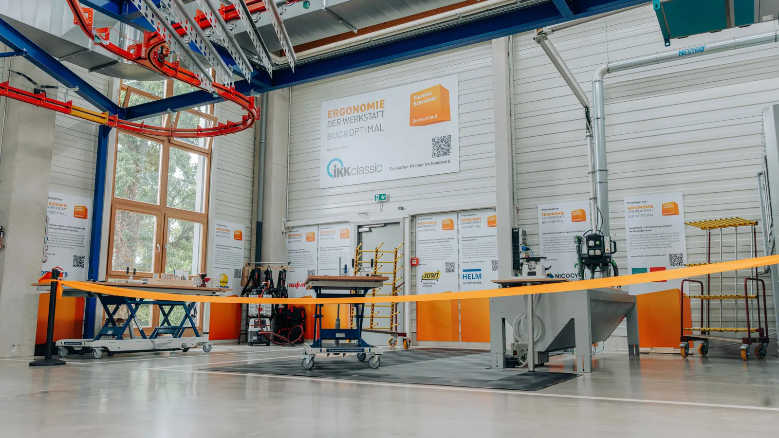 Blick in die Musterwerkstatt für ergonomisches Arbeiten in Löningen.